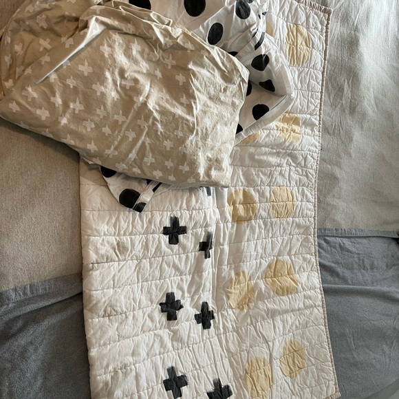 Land of Nod Freehand Crib Bedding Set - Picture 2 of 3